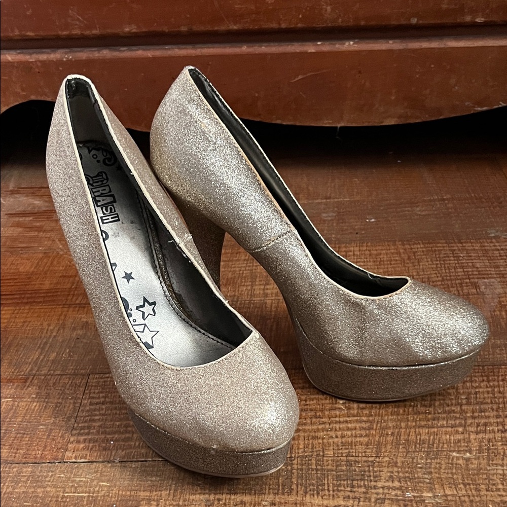Women’s 7 gold glittery heels